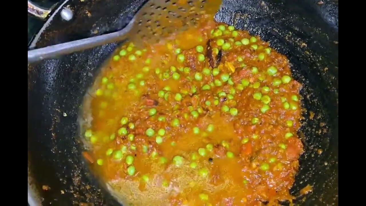 मटर मशरूम की गाढ़ी ग्रेवी वाली सब्जी | Perfect Dinner Recipeढाबा स्टाइल मटर मशरूम घर पर बनाएं 🍲