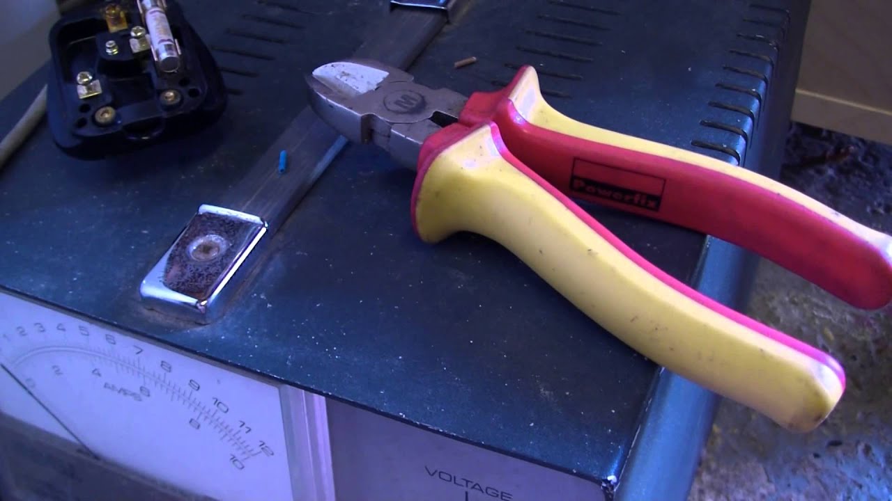How To Wire A UK Plug - RustySkull Productions