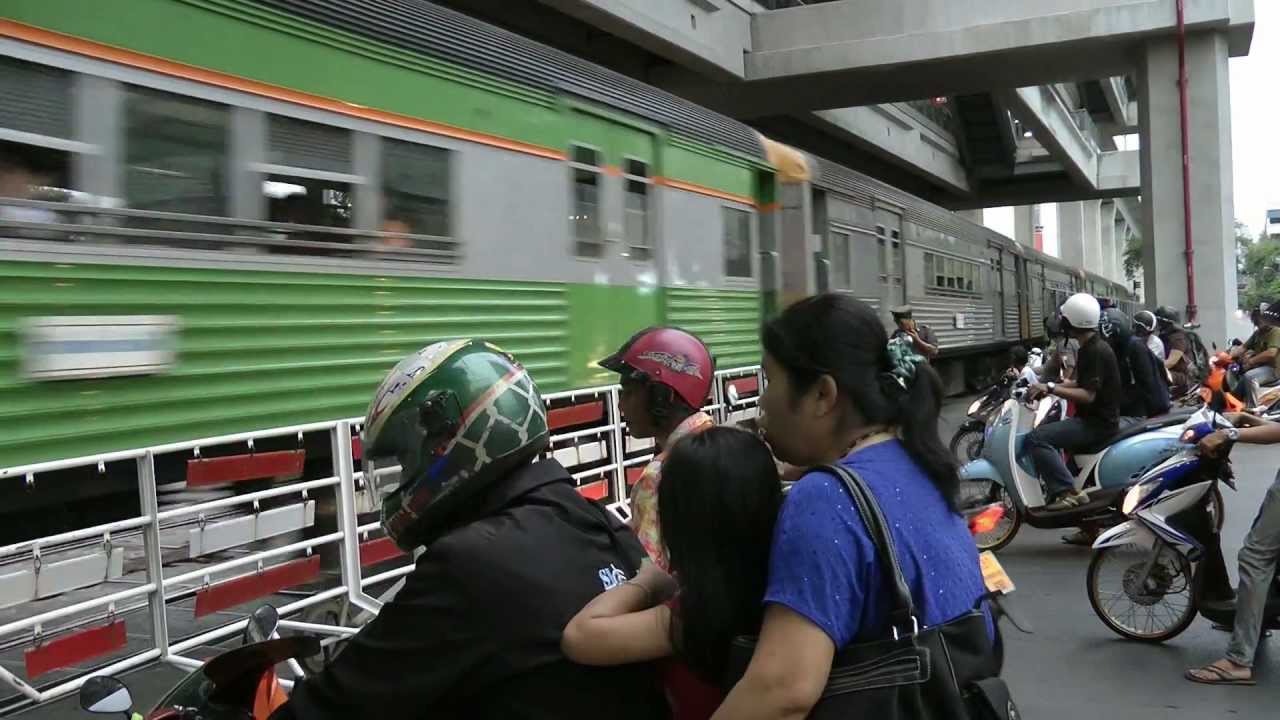 Train passing Ratchaprarop level crossing in Bangkok