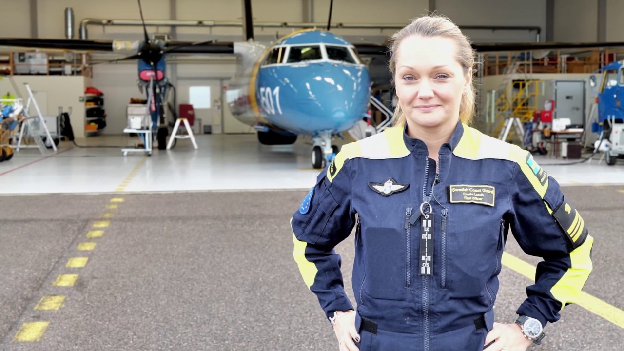 Barnens Blåljuskanal träffar piloten Emelie vid Kustbevakningen