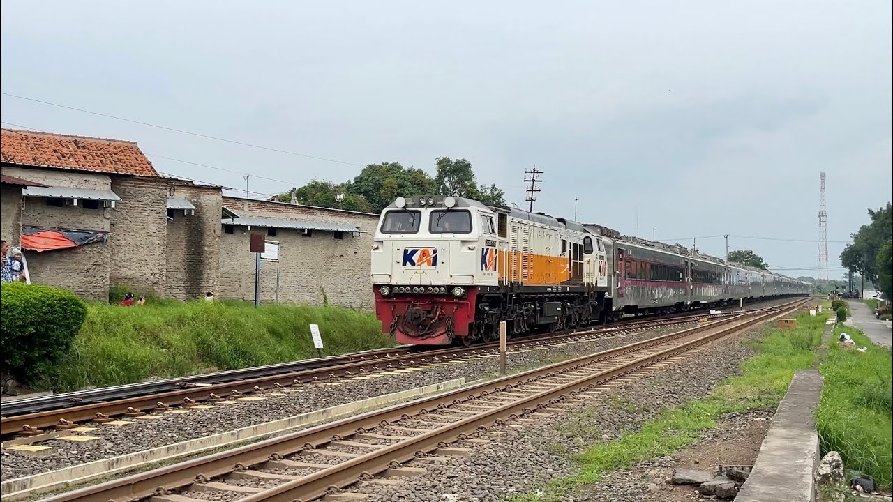 Jalur KA Paling Ngebut di Indonesia! | Nonton Kereta Api Ngebut di Stasiun Sindanglaut!