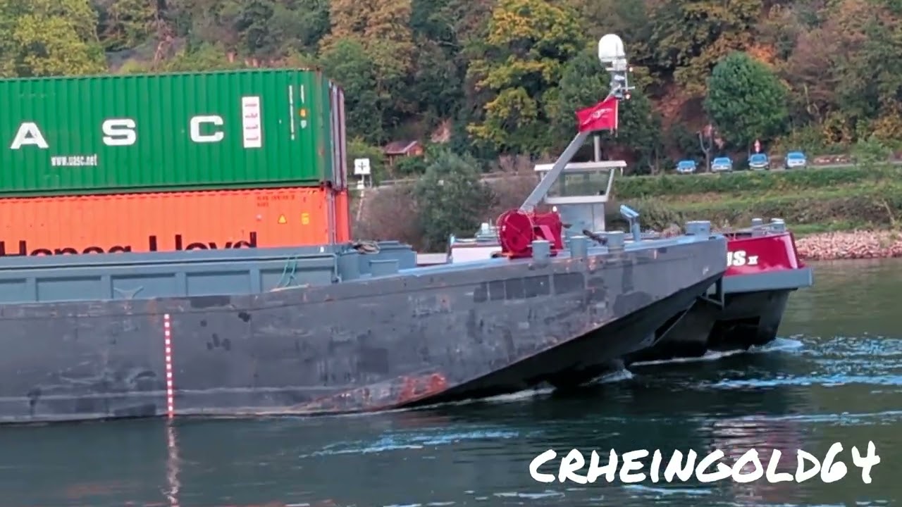 Rhein Schifffahrt in der Loreley Passage: 2 Große Container Schiffe zu Berg unterwegs in Ri Mainz