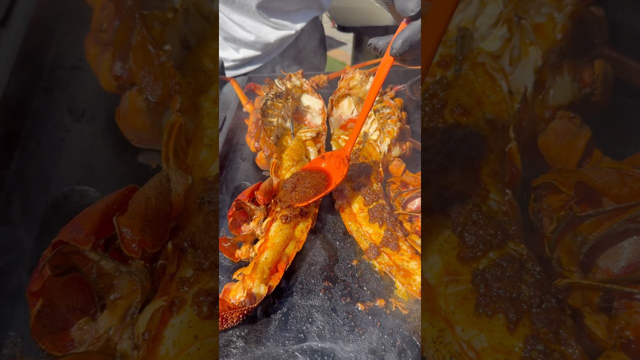 Копченый лангуст весом 7,3 фунта с медом Cajun Honey #лобстер #сандиего #морепродукты