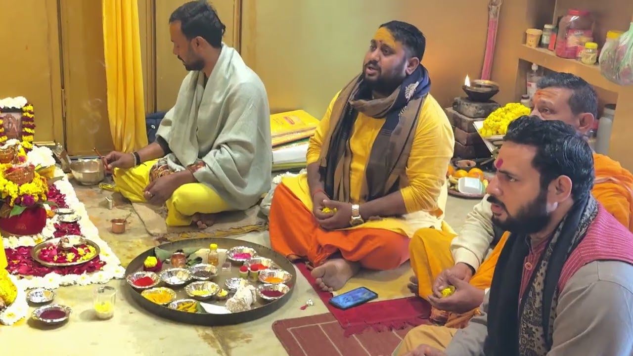 पीठ पर दिव्य अनुष्ठान करते ब्राह्मण देवता 