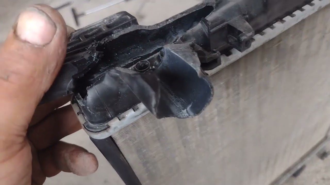 cómo cambiar el radiador del VW UP sin sacar o desconectar. el radiador de aire acondicionado