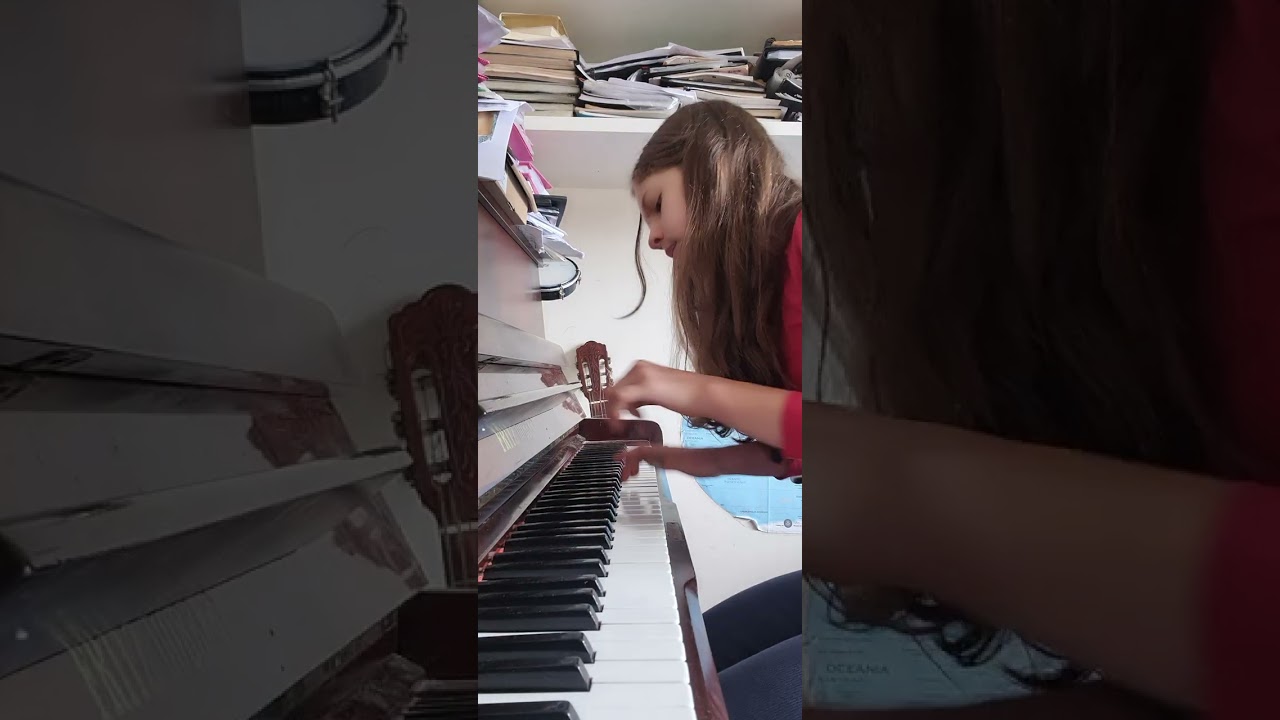 Minueto sonata de Beethoven op. 42 nr. 2 Maria Pedrini Menegotto tocando. 