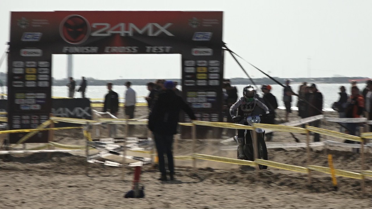 La spiaggia invasa da moto e spettatori per i Campionati Italiani di enduro