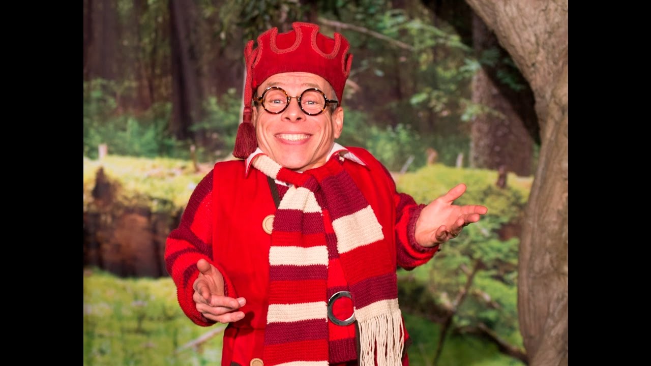 Snow White Review 2016 Pantomime New Victoria Theatre Woking Seven Dwarves Starring Warwick Davis