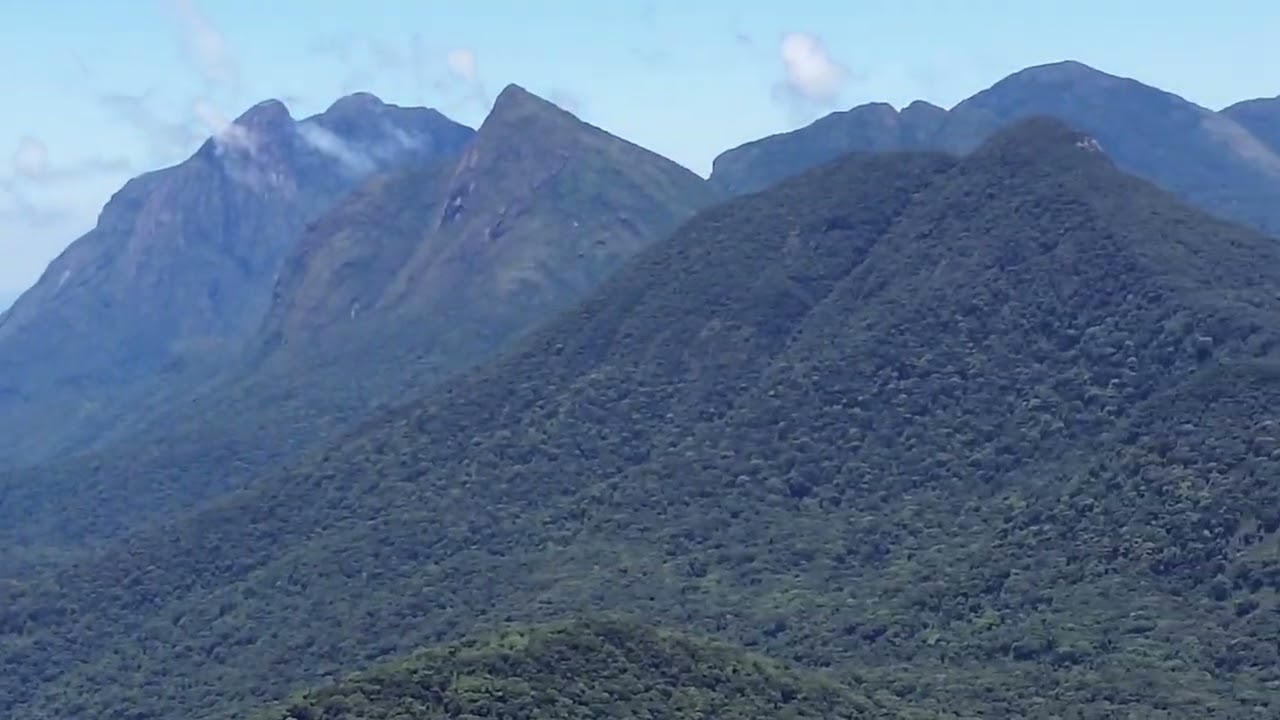 Represa do capivari  as margens das espetaculares montanhas 