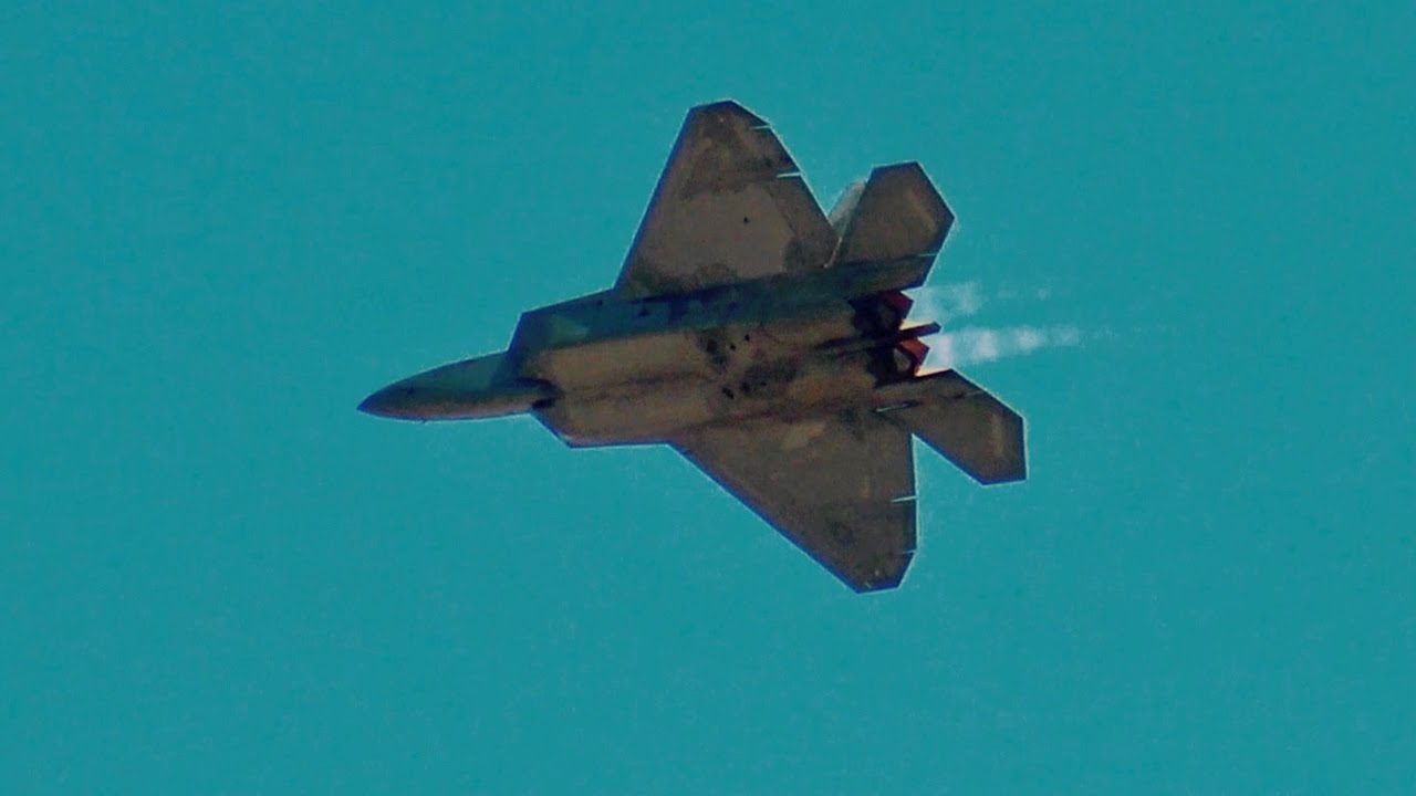 US Air Force F22 Raptor Aerobatics Display! Avalon Airshow 2017