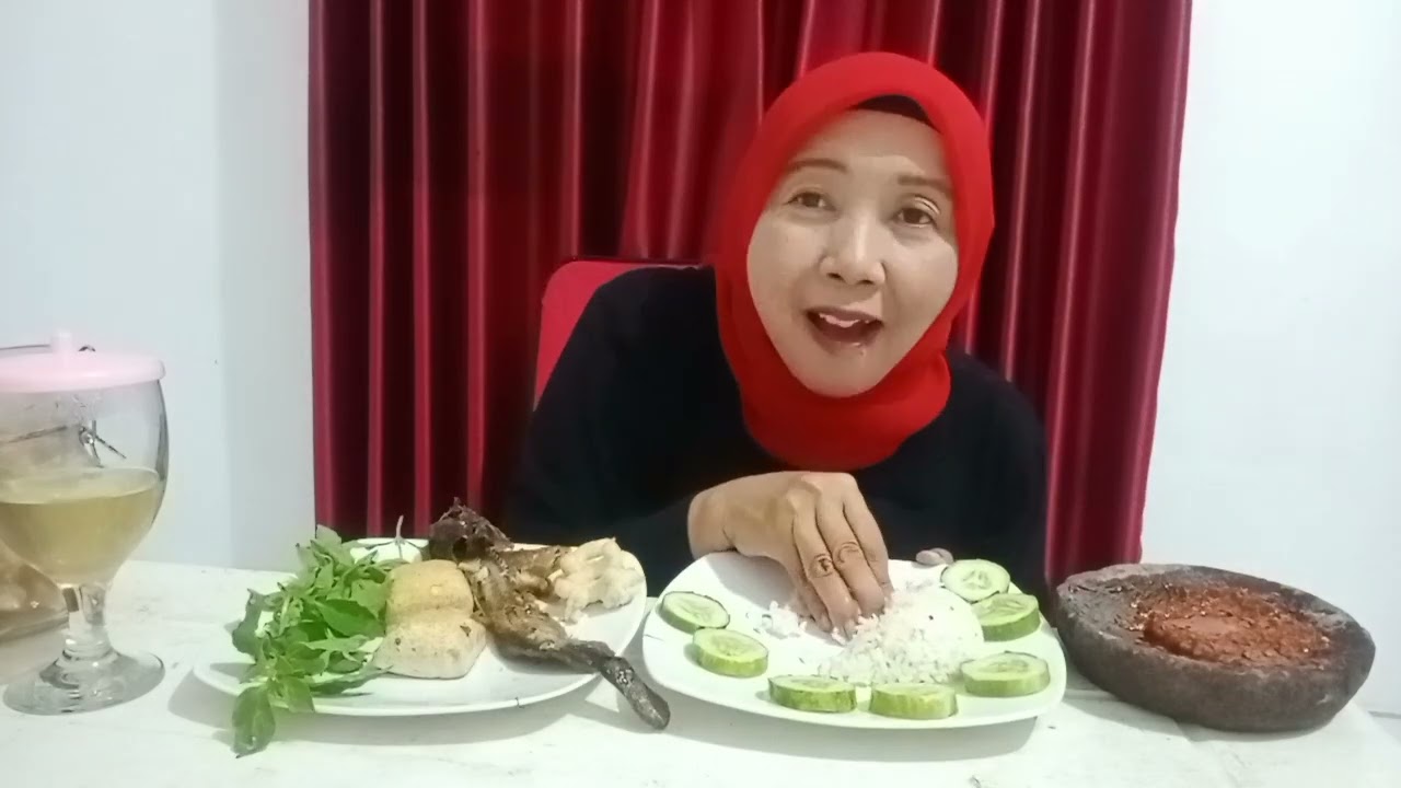 Enak Nich.....Ikan   Lele    Goreng    Tahu    Goreng    Sambal     Lalapan   Timun   Dan   Kemangi