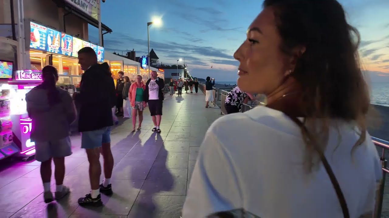 Sarbinowo wieczorem - pełen magii spacer po głównej ulicy i promenadzie | Lato 2025 [4K]
