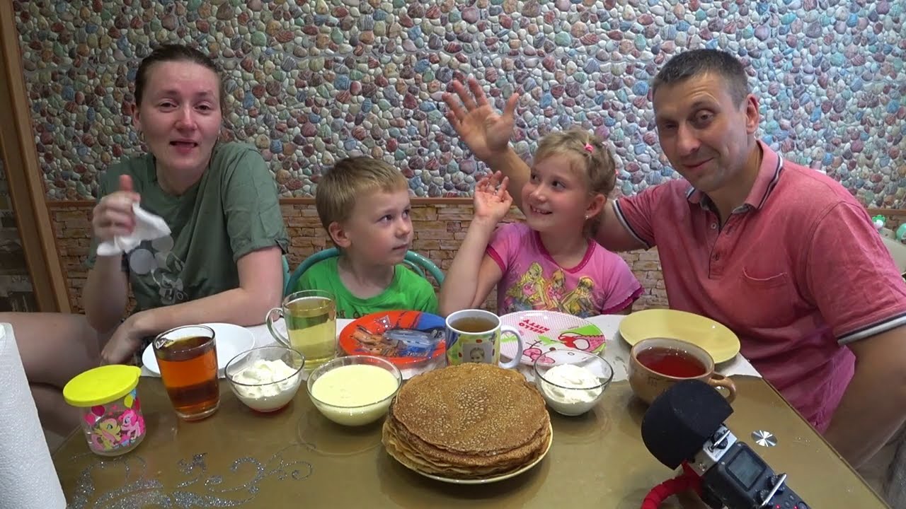 МУКБАНГ БЛИНЫ СО СМЕТАНОЙ И СГУХОЙ | MUKBANG PANCAKES WITH SOUR CREAM AND CONDENSED MILK #mukbang