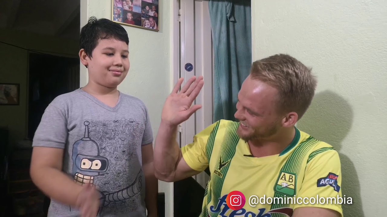 Extranjero en Colombia comiendo salchipapas en los barrios 