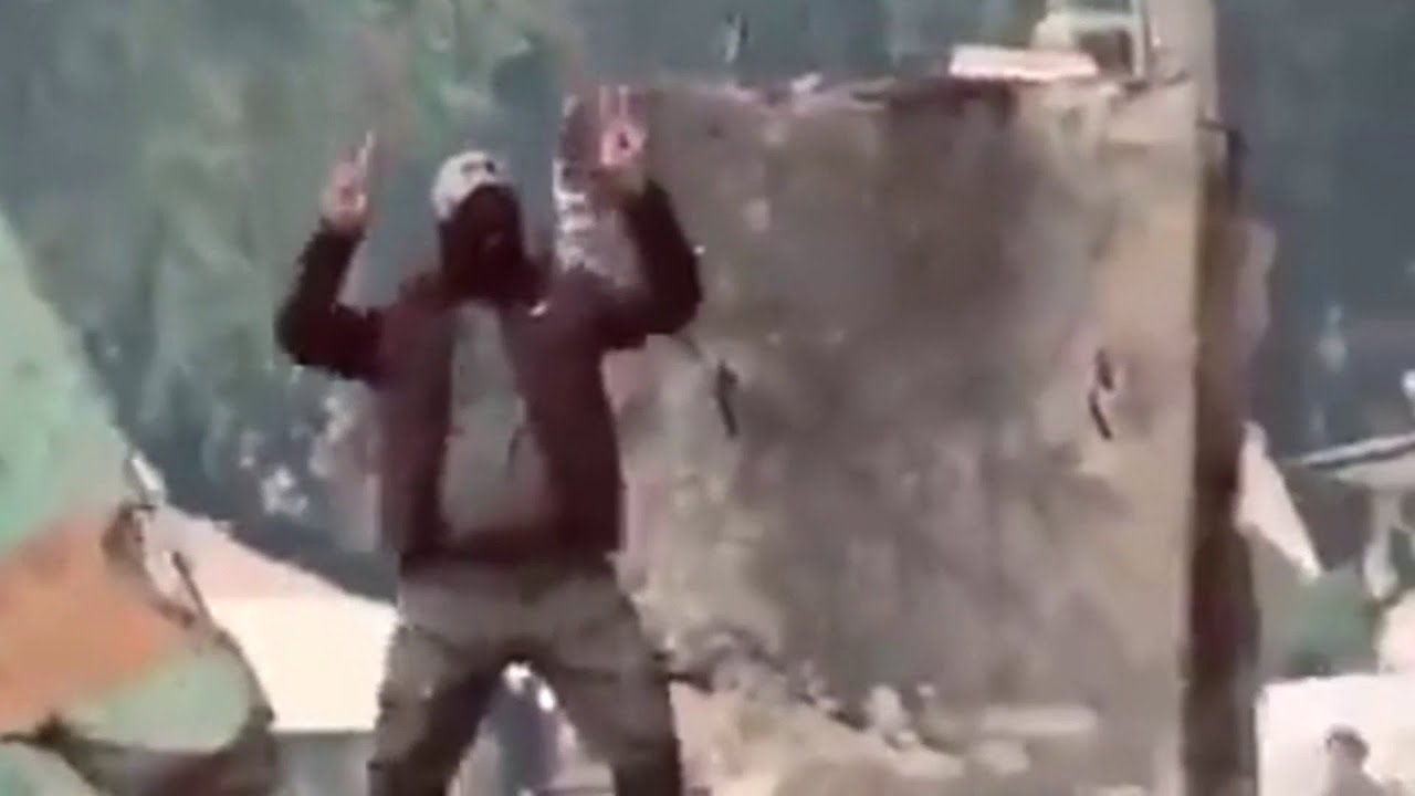 شاهد بالفيديو أحد المسلحين وهو يرقص بعد مقتل عدد من المتظاهرين في ساحة الخلاني في بغداد
