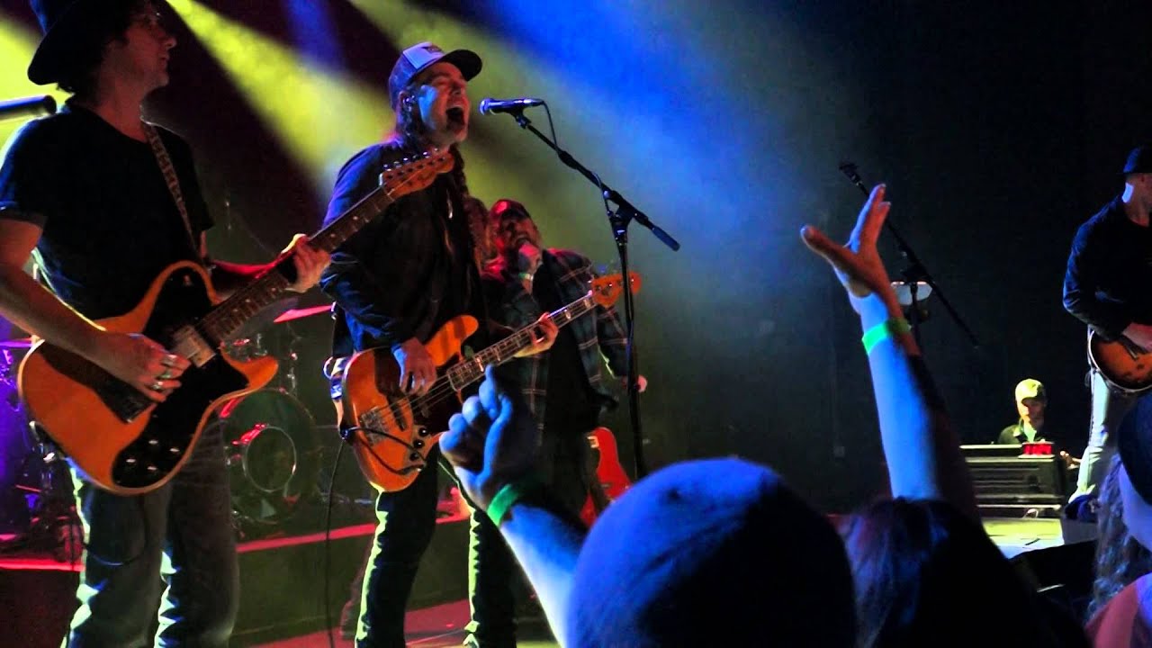 Blind Melon performs Sleepyhouse with Jonathan Sirls on New Year's Day 2016
