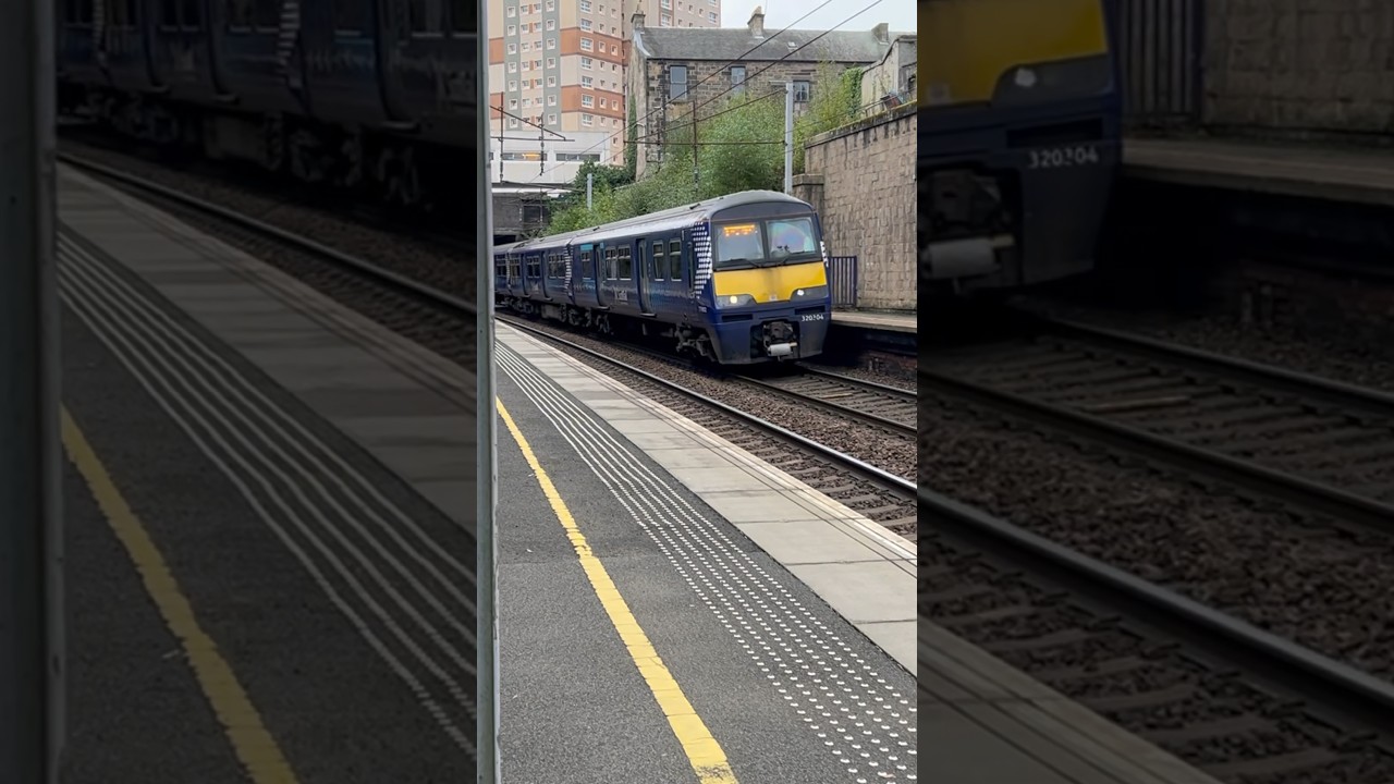 320304 Arrives into Motherwell