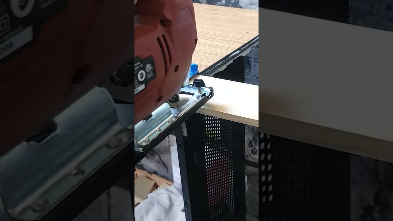 How to cut a straight line using Jigsaw