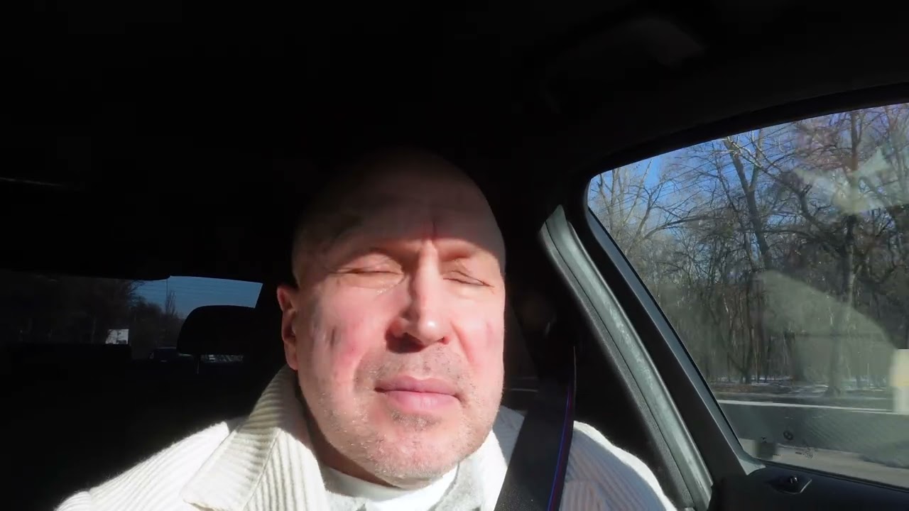 Почему подарки не спасают отношения: честный разговор с мужчинами 8 марта.