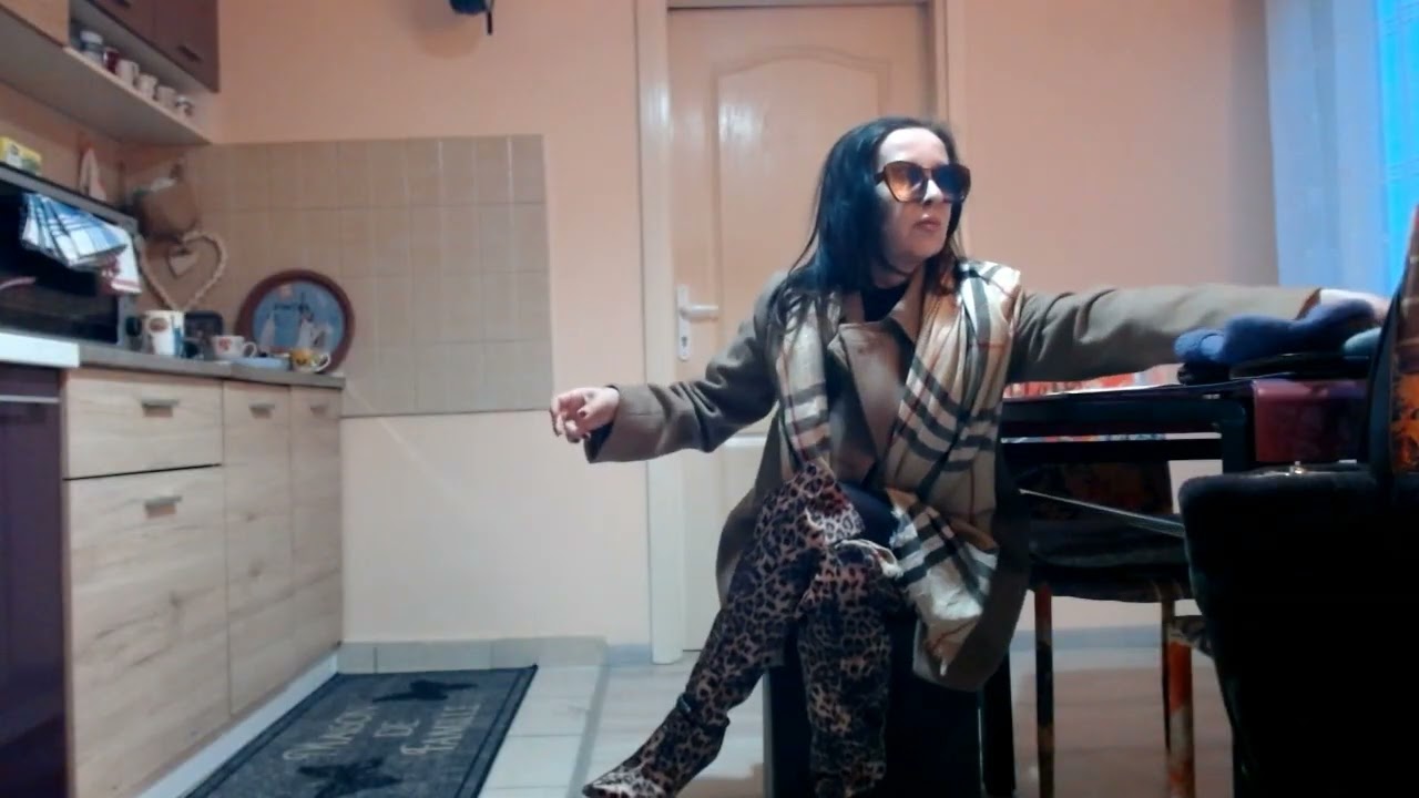 trois echarpes Burberry, 3 bonnets et Carpisa sac en fausse fourrure marron