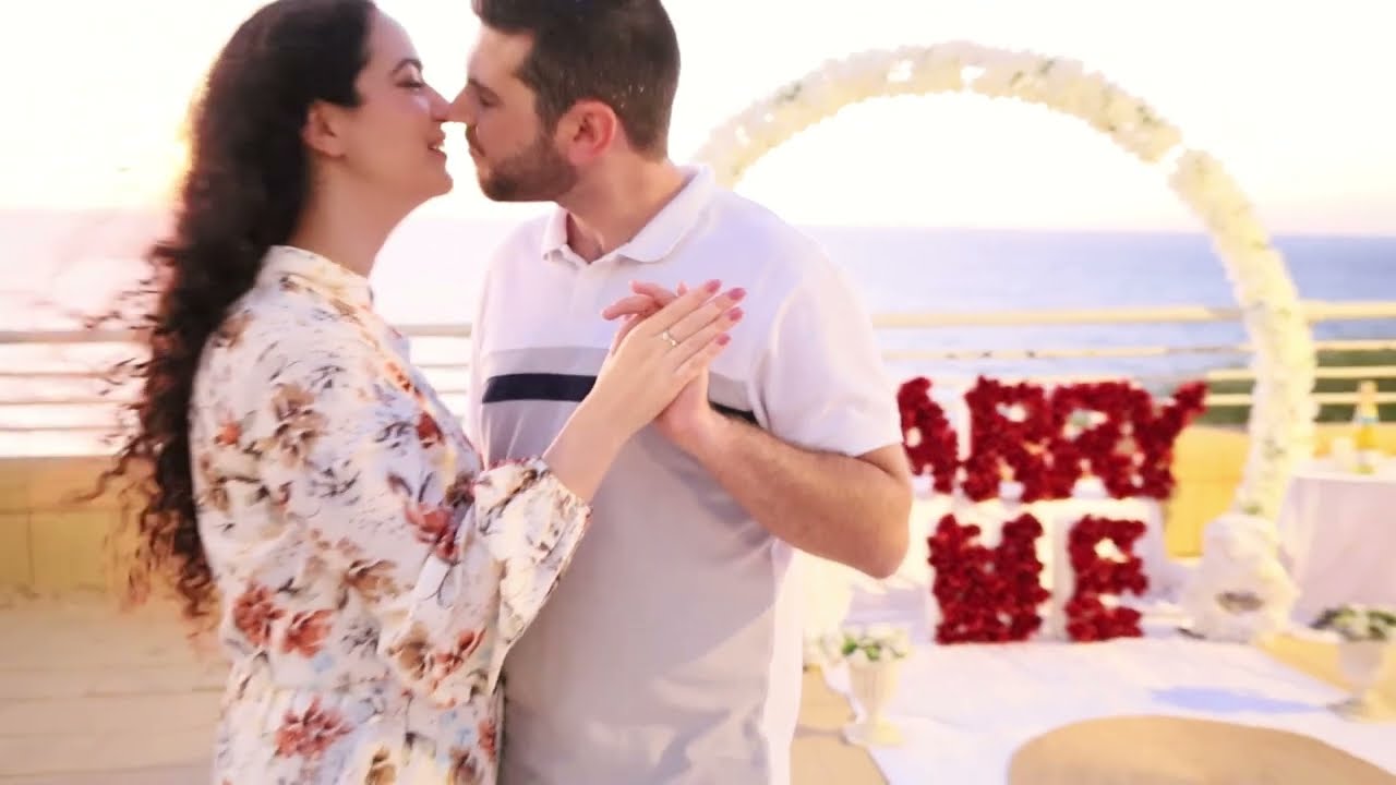 זוג יפה ועדין בהצעה מהחלומות