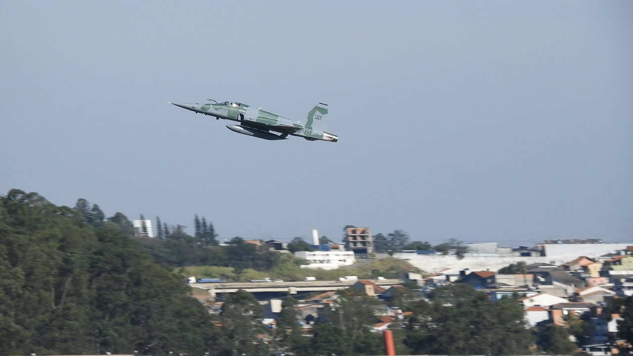 CAÇA F5 EM GUARULHOS SÃO PAULO  DECOLAGEM E POUSO COM ACIONAMENTO DO PARAQUEDAS