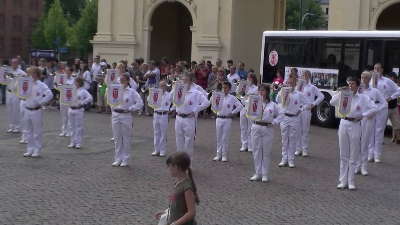 Fanfarenzug Potsdam zeigt seine neue Kleidung