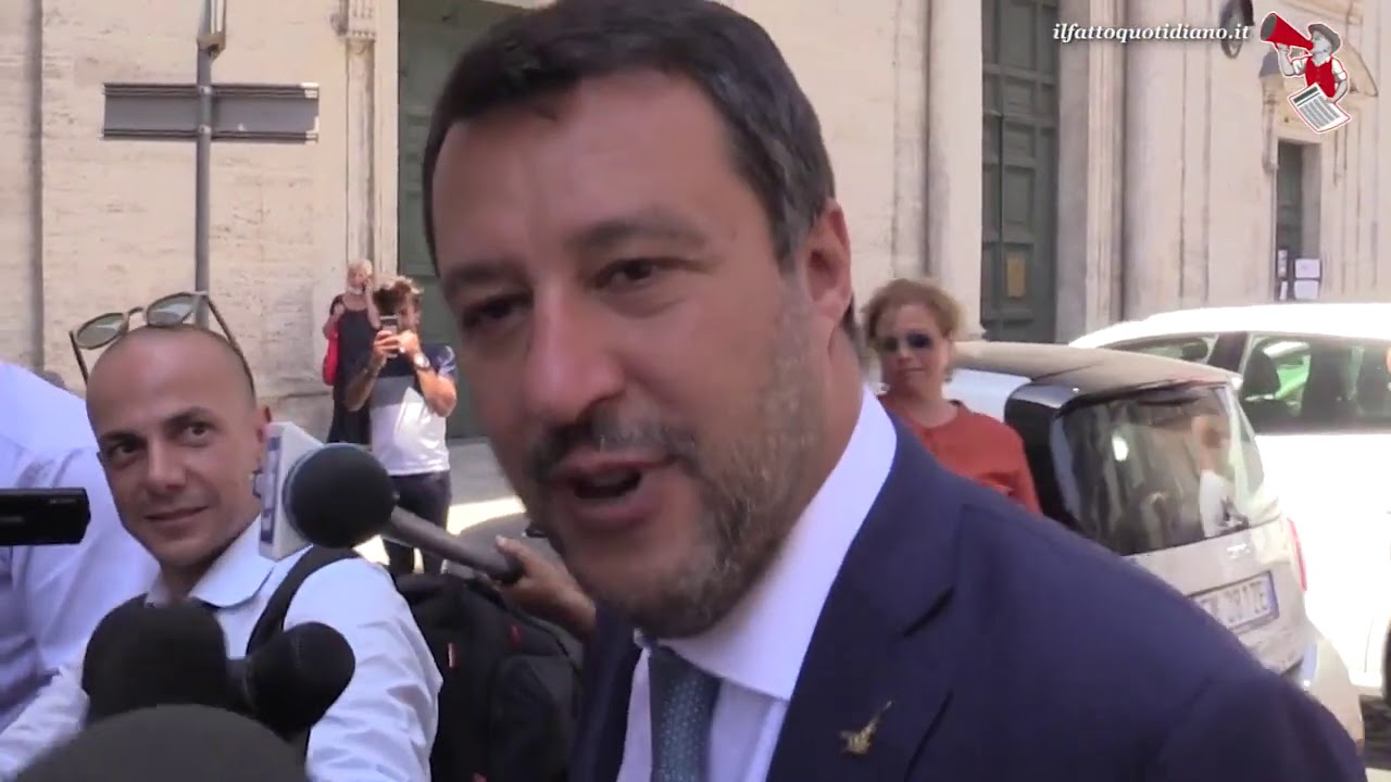 Salvini esce dal Senato e viene avvicinato da Paolini: 