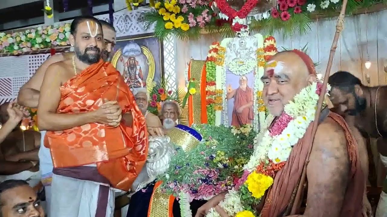 காஞ்சி சங்கராச்சாரியாரிடம் ஆசிபெற்று மகிழ்ந்த பக்தர்கள் kanchi sankarachariyar jayanthi asi