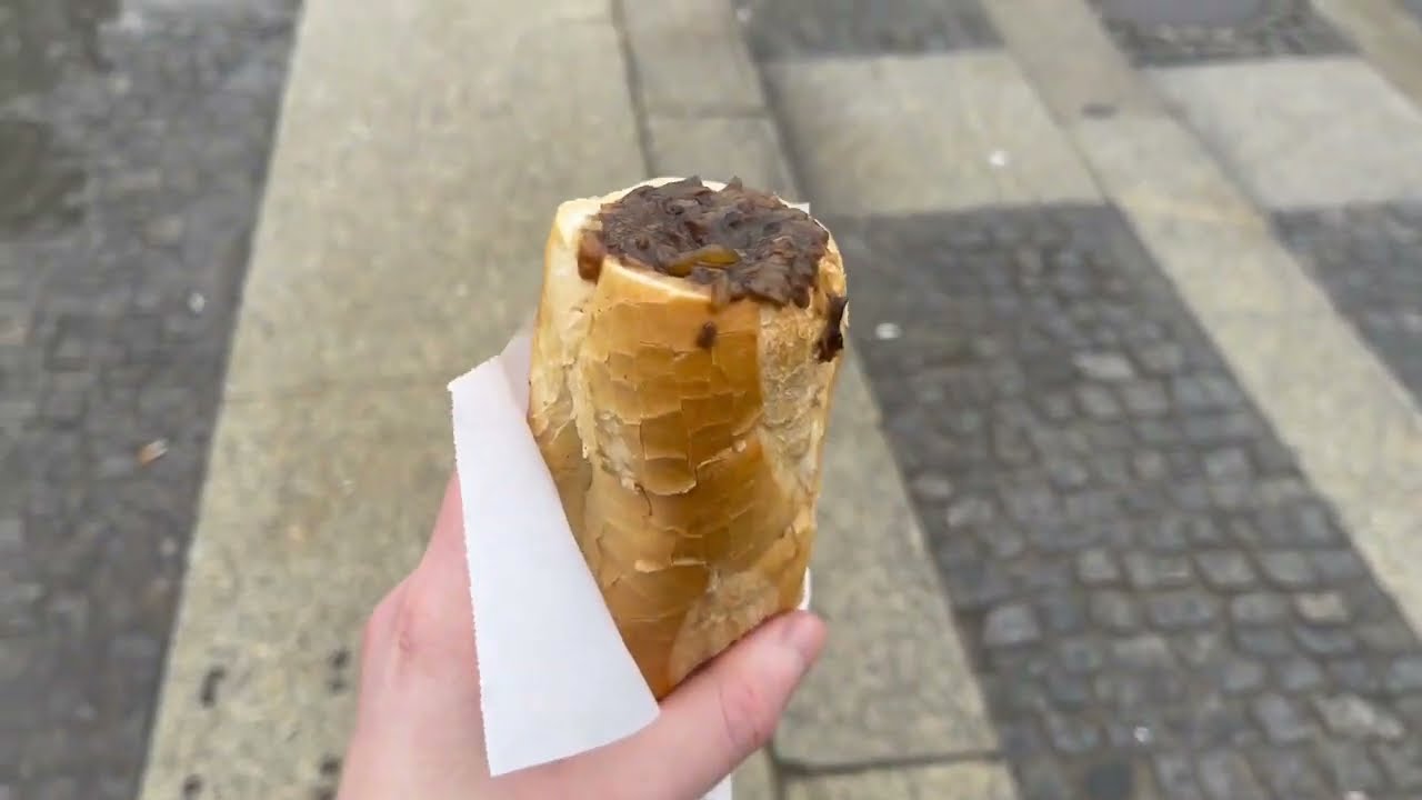 BUŁKA Z PIECZARKAMI Z KULTOWEGO BARU LUSSI KTÓRY MA SIĘ NIEDŁUGO PRZENOSIĆ W INNE MIEJSCE - WARSZAWA