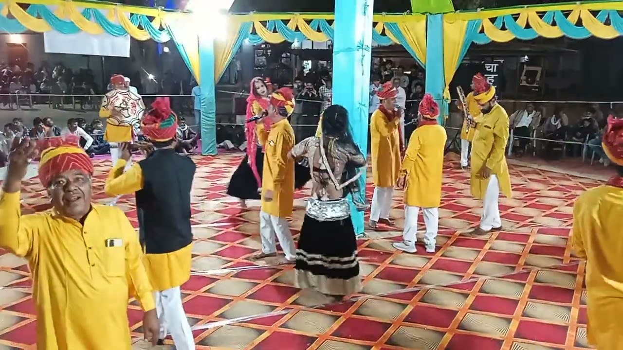 Reshmani ghaghre par lagri paati