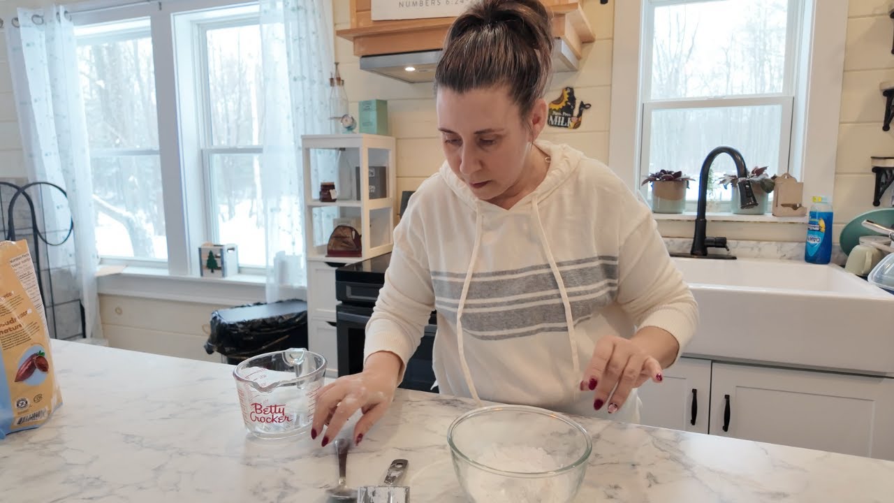 Homemade Dry Shampoo (2 Easy Natural Recipes That Actually Work)