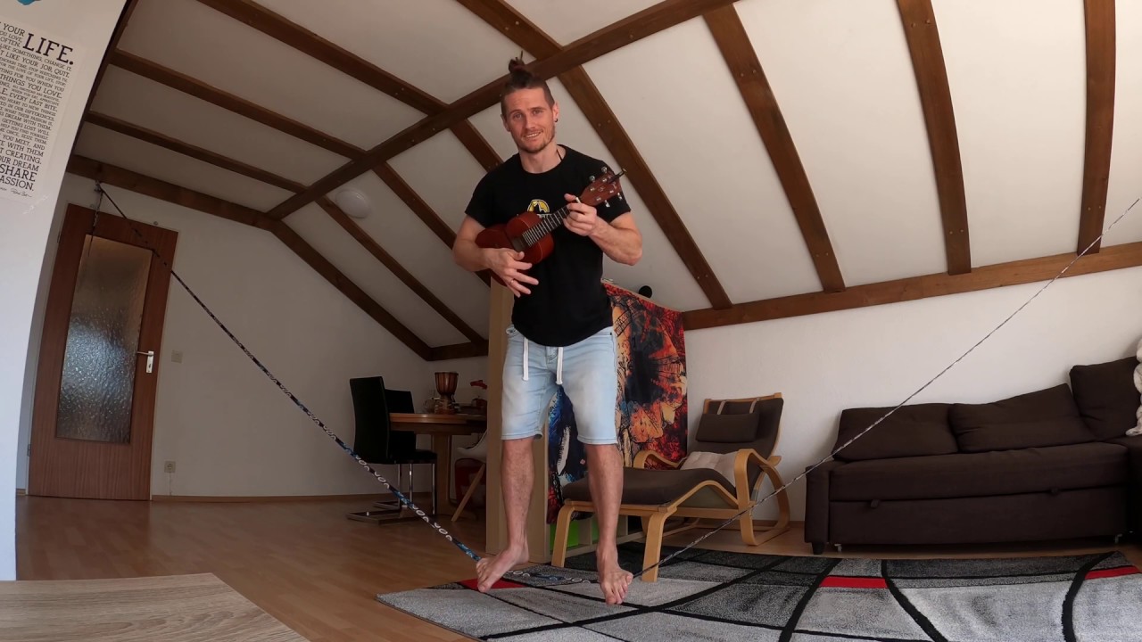 Slackline (rodeoline): &bdquo;What a wonderful world&ldquo; on ukulele, in expo :)