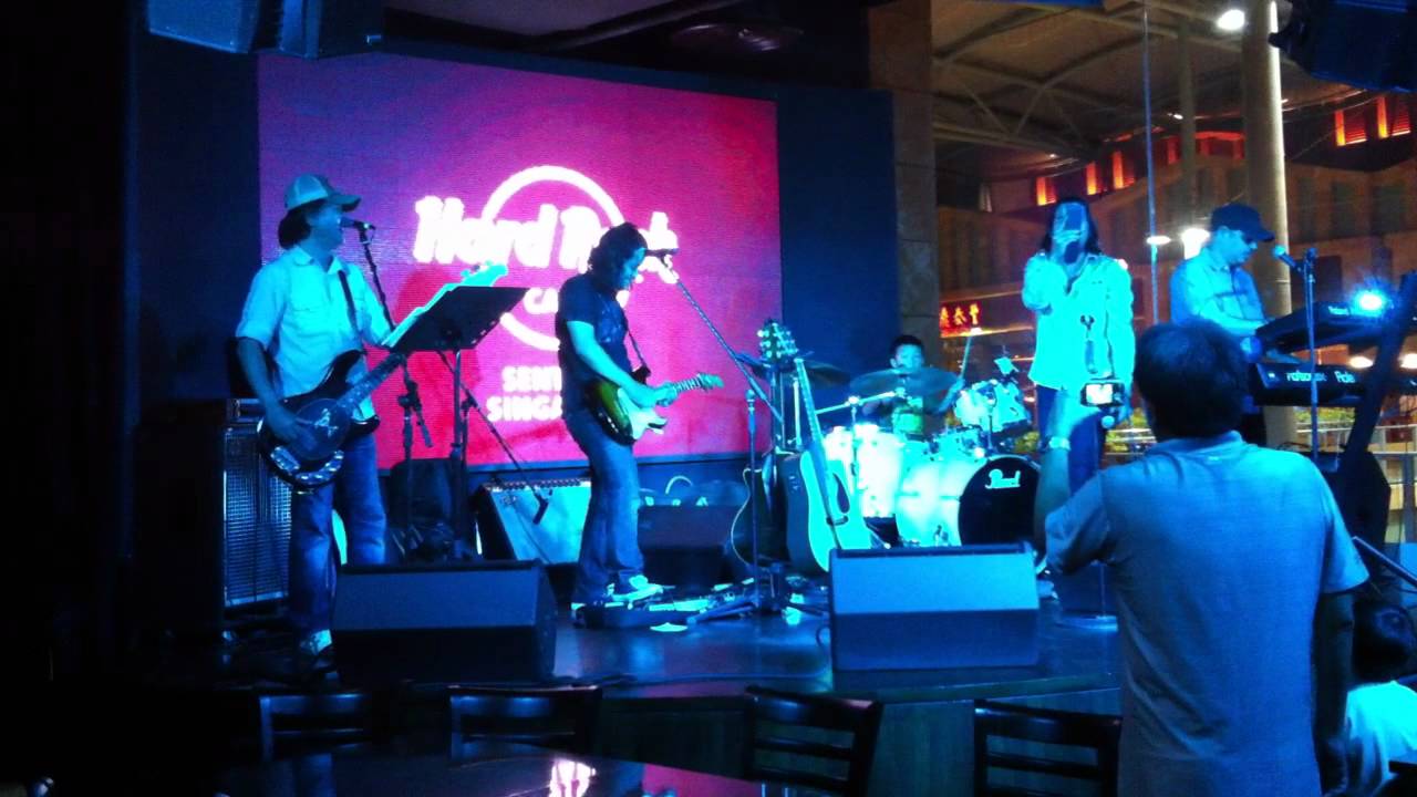 Ryan on drums @ Hard Rock Cafe Sentosa with ENERGY!