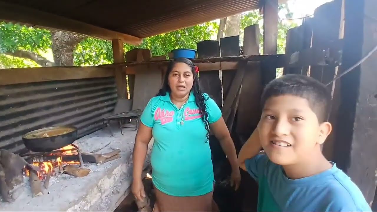 Asiendo una sopa de pollo en cosinita de mamá