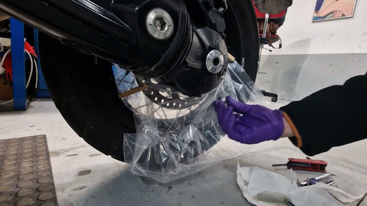Triumph Tiger 1200 Cambio aceite transmisión final.