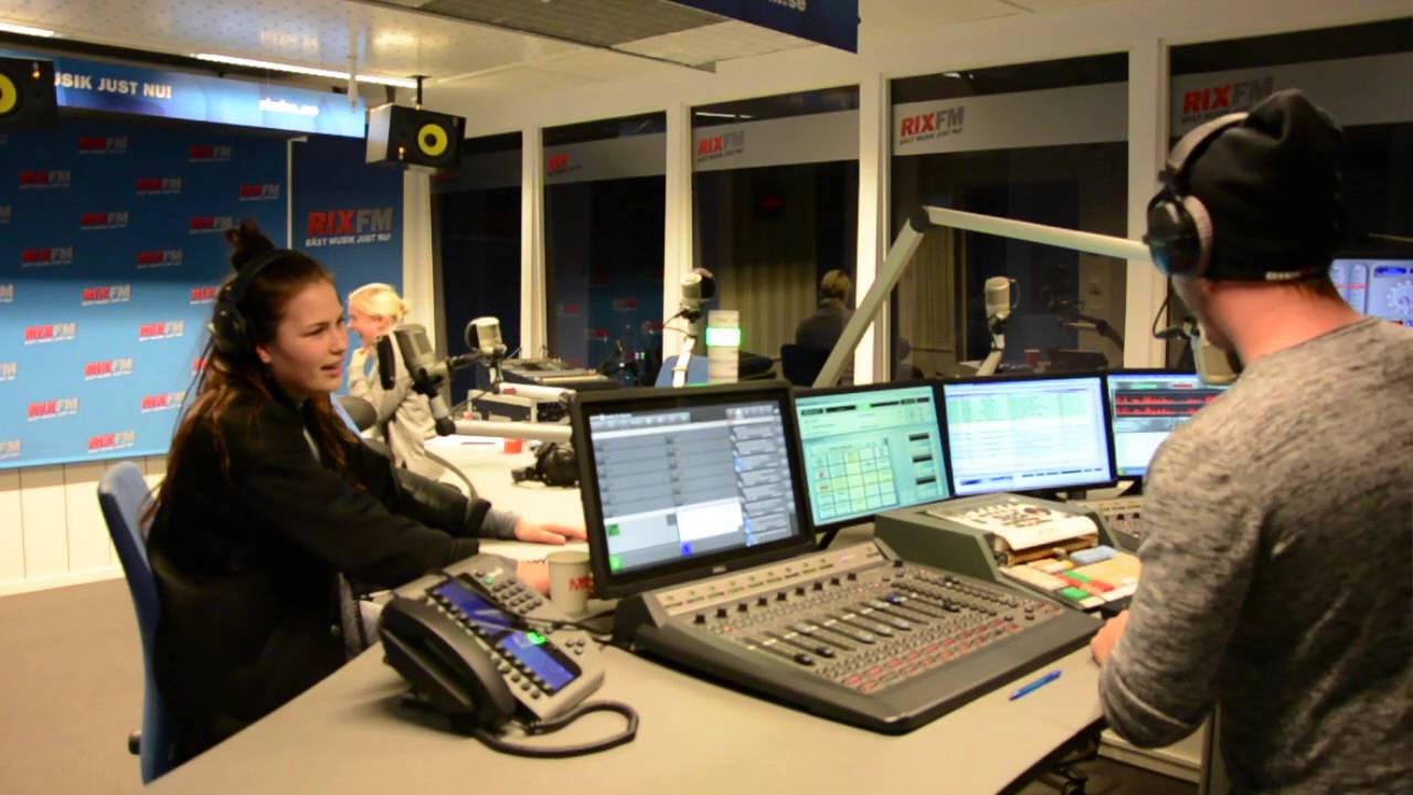 Programledaren svimmar i direktsändning
