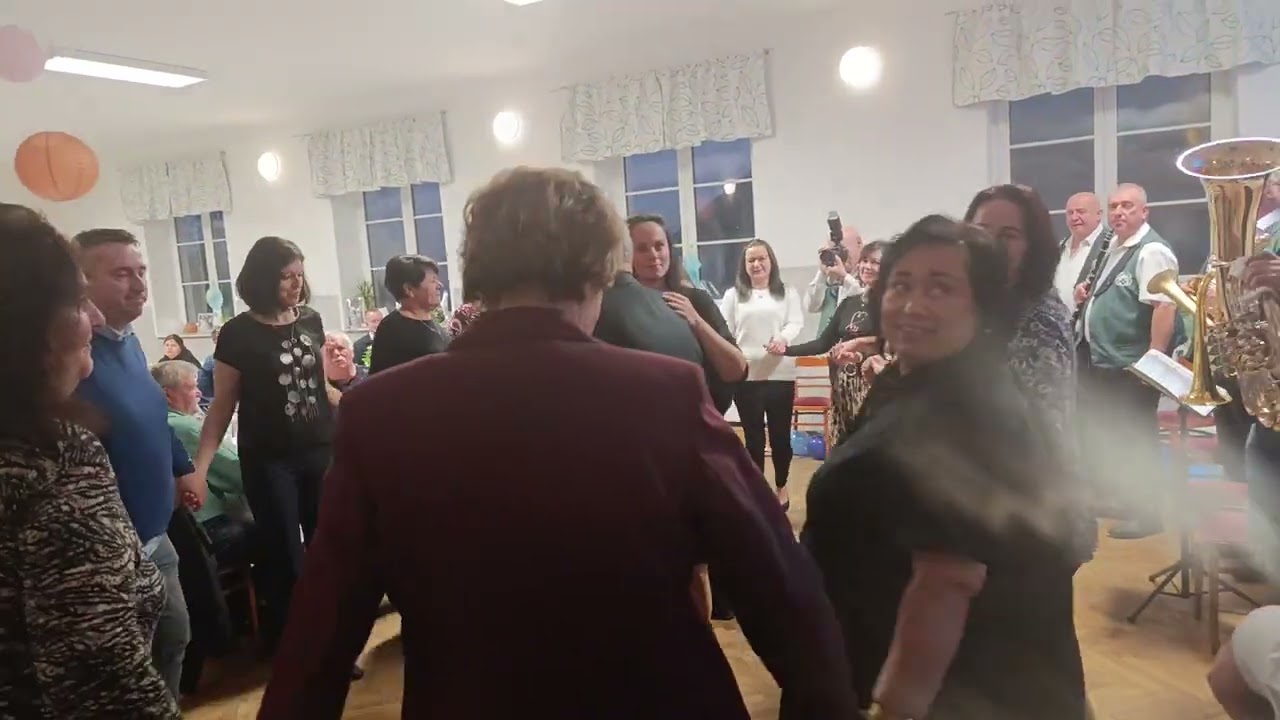 Babouci hrají svému kapelníkovi Tomáši Staňkovi sólo na oslavě jeho padesátin. 16.12 2025