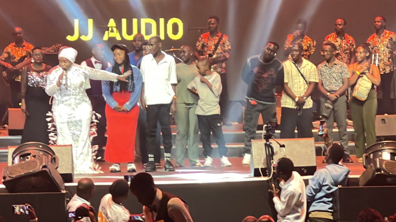 Stecia Mayanja alaze abaana be eri abantu neba Taata babwe ku Concert ya Serena Hotel