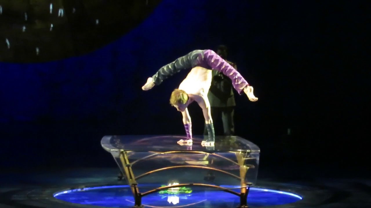 Luzia contortionist