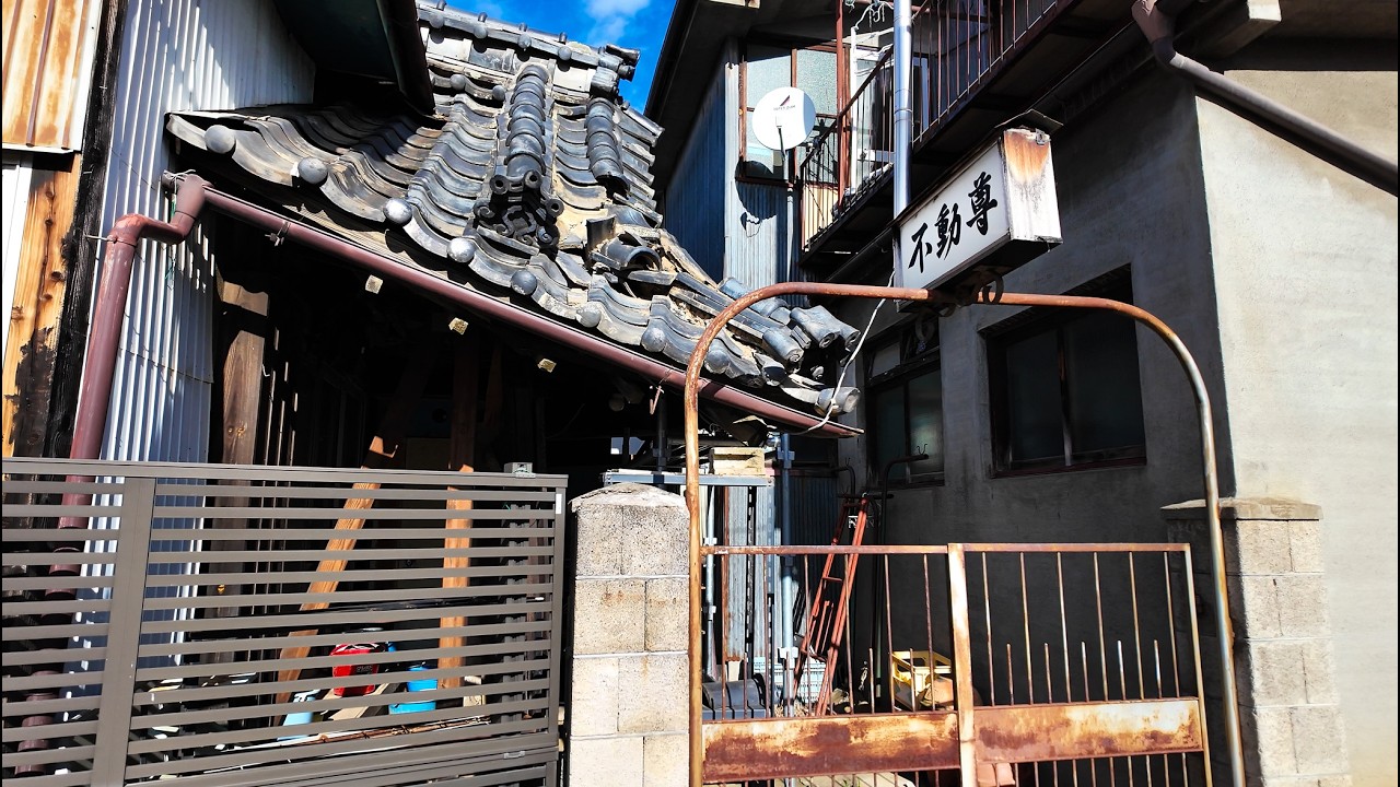 A walk through abandoned houses, Japanese countryside Ueda (Nagano) //4K HDR