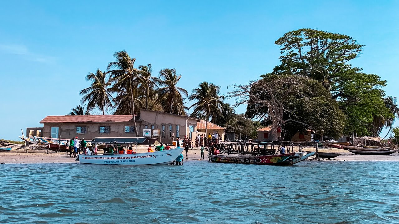 ACCUEILLE DE LA PIROGUE AMBULANCE DES ILES BLISS KARONE SALOULOU ET BOKO