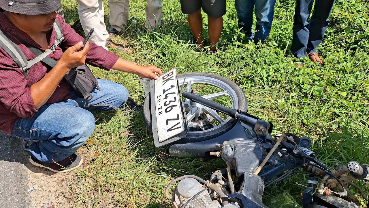 Mobil Tabrak Pemotor Melarikan Diri Langsung Di Kejar Masa