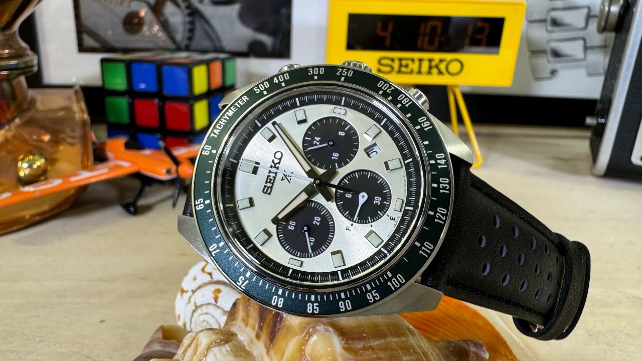 Seiko Prospex SSC943 Speedtimer с циферблатом шампанского цвета и зеленым безелем
