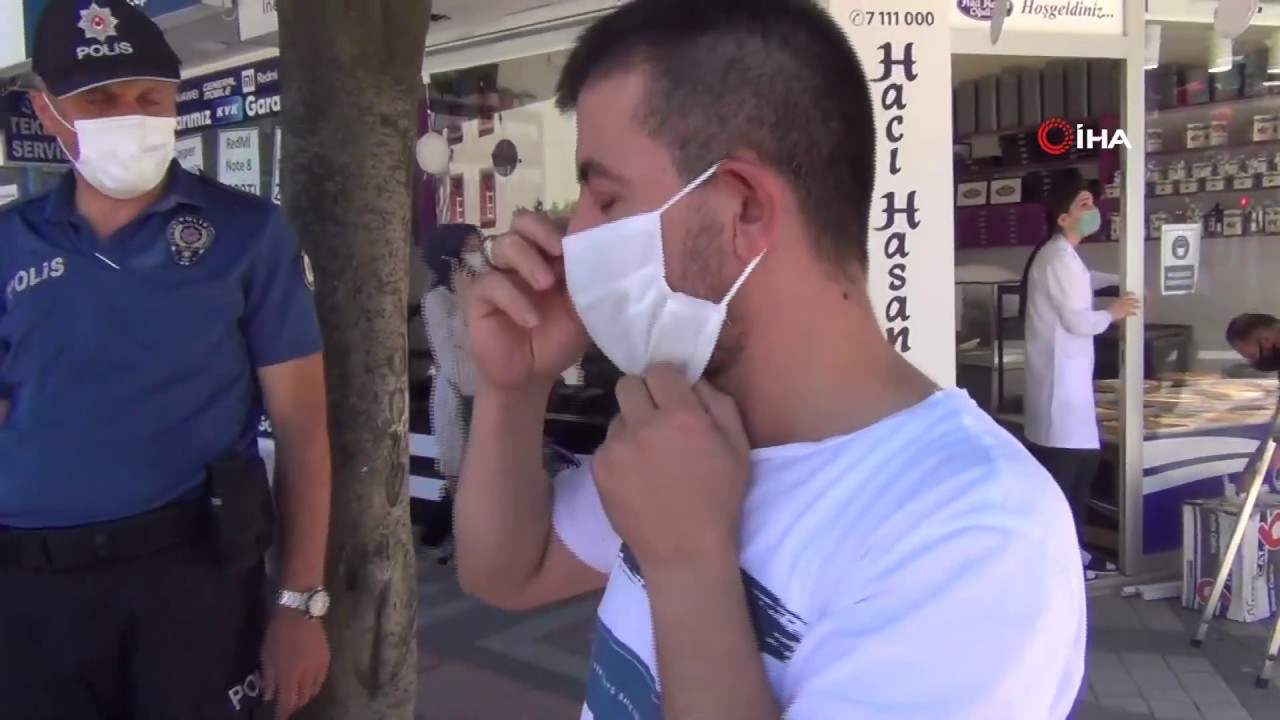 Polisler Hem Ceza Kesti, Hem De Maske Dağıttı