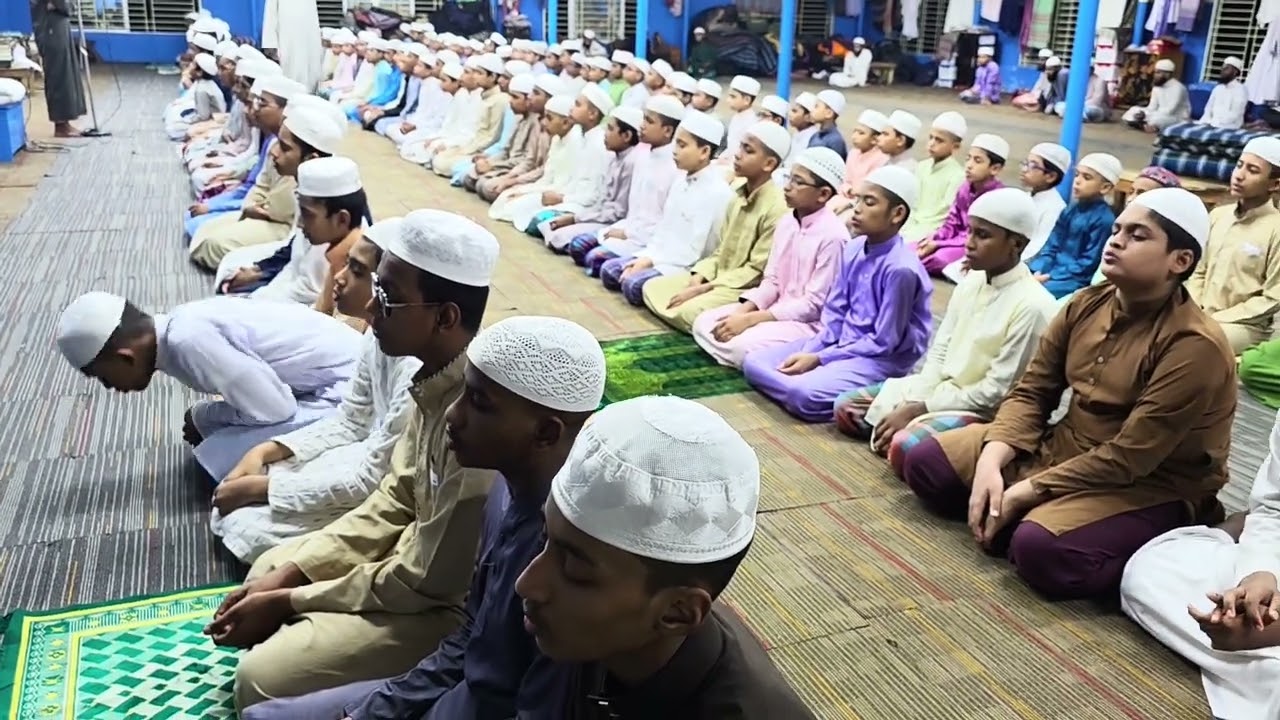 মাগরিবের নামাজের পর ছাত্রদের সুরা ওয়াকিয়াহ এর আমল চলছে।