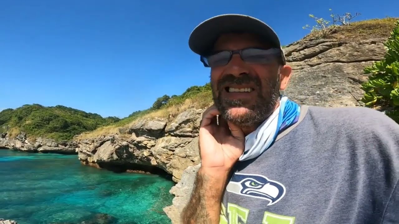 Sumbawa INDONESIA 🎣 can we CATCH our lunch? Solo Rock FISHING 🐟🌊