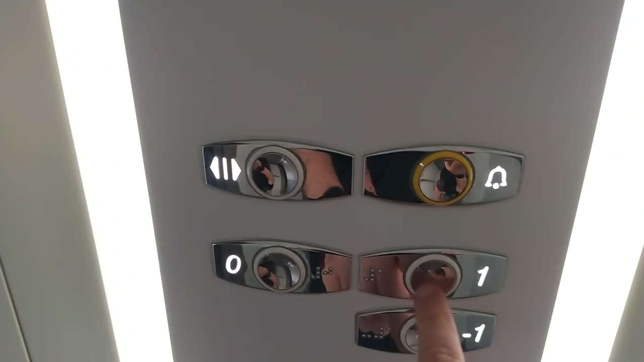 Ascensor Otis 2000 VF MRL del 2005 en gimnasio Supera, Oviedo, España