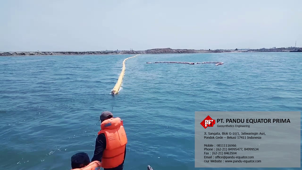 Pemasangan Silt Protector  di Pelabuhan Makassar