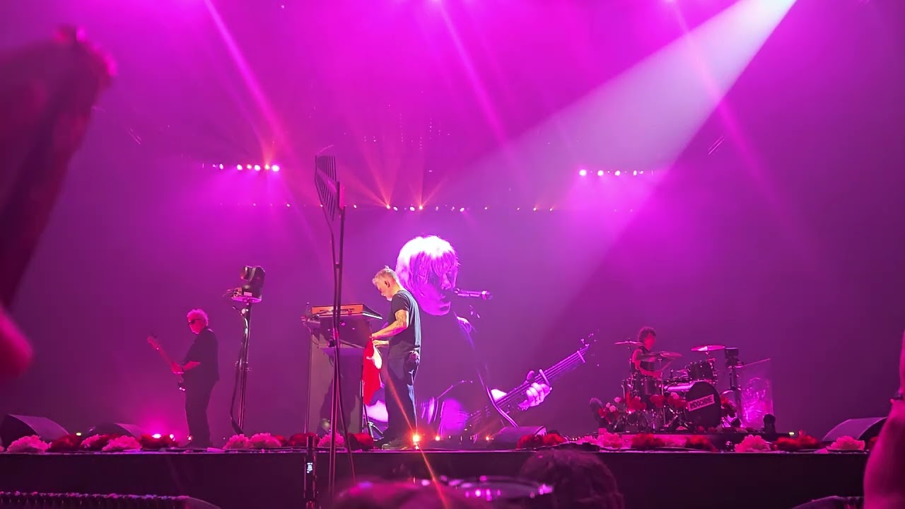 Indochine Arena Tour 2025 - Paris 3 - La Chevauchee des Champs de Ble/Tes Yeux Noirs